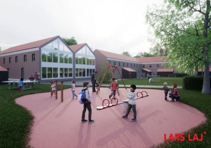 Petite aire de jeux rouge destinée à un quartier résidentiel